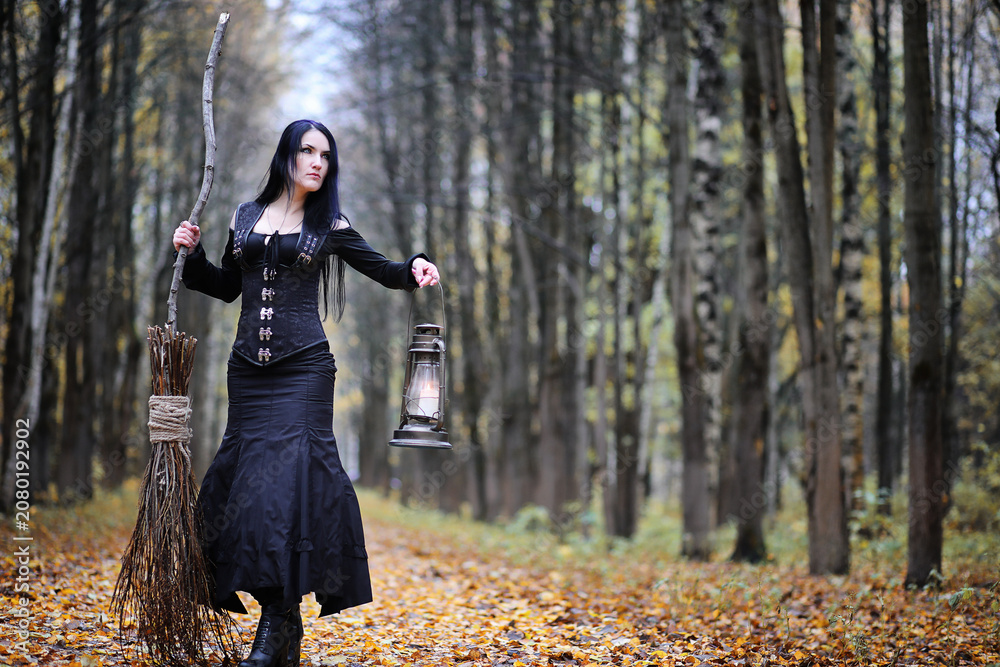 Obraz premium A woman in a witch suit in a forest