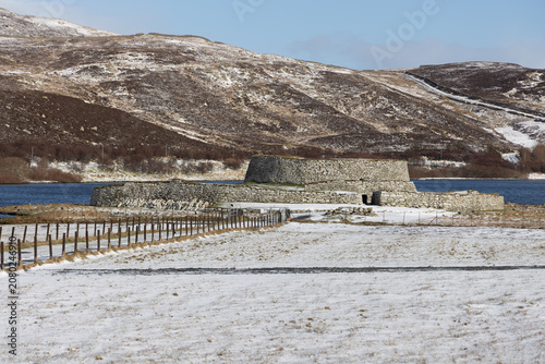 Tableau sur toile Broch of Clickimin im Winter auf Shetland