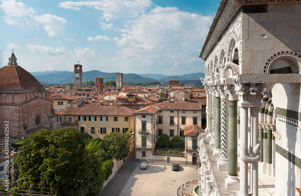 Obraz premium Lucca - The cityscape of the old town and the facade of Duomo - Cattedrale di San Martino
