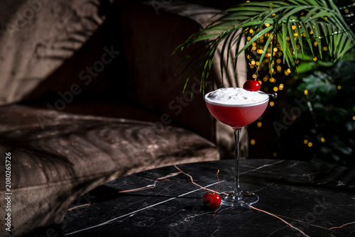 Foto Clover Club red cocktail in coupe glass on black marble table