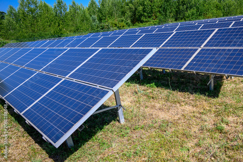 Campo fotovoltaico all'aperto in campagna, Toscana, Italia