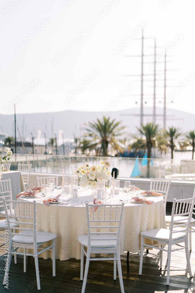 Obraz premium Elegant outdoor wedding dinner at Porto Montenegro Yacht Club