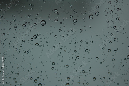 水を弾いたフロントガラスのたくさんの雨粒
