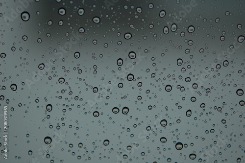 水を弾いたフロントガラスのたくさんの雨粒