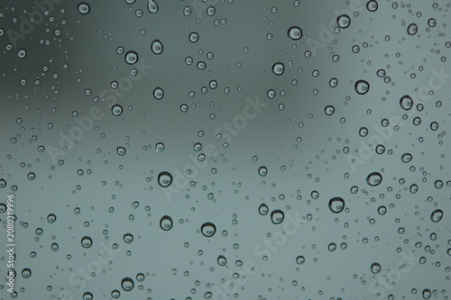 水を弾いたフロントガラスのたくさんの雨粒
