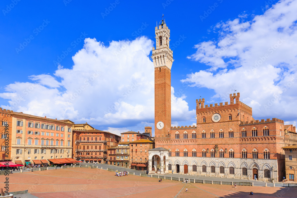 Obraz premium Siena, Italy. Piazza del Campo with Palazzo Pubblico and Torre del Mangia.