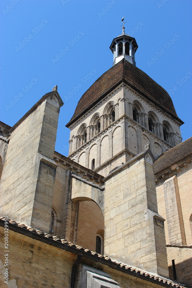 Fototapeta premium Basilique Notre-Dame (église collégiale) de Beaune : contreforts et clocher