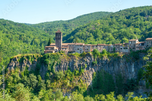 Castellfollit de la Roca es un pequeño pueblo construido al borde de un precipicio en la comarca de la Garrotxa, provincia de Gerona, Cataluña, España.
