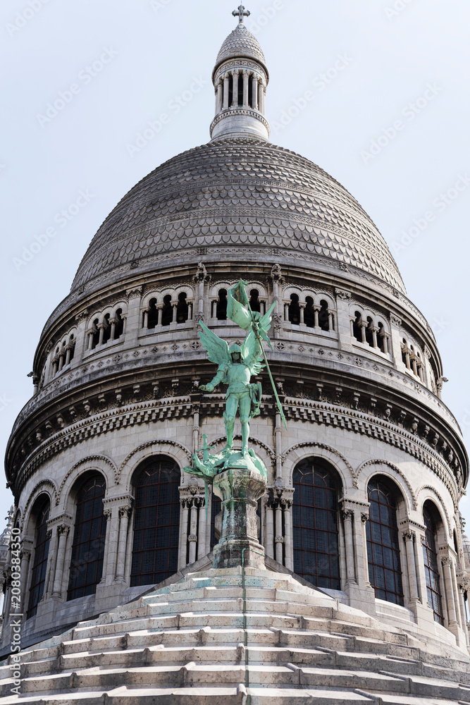 Obraz premium Vue panoramique de Paris depuis une tour de la basilique du Sacré-Cœur de Montmartre