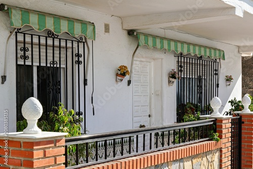 Foto Mediterranean entrance with window grilles