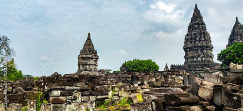 Fotografia Panoramic view of the ancient Prambanan Temple complex featuring historic stone ruins and magnificent Hindu temple architecture in Yogyakarta, Indonesia