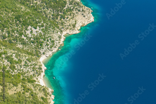 фотографія Drone photograph of untouched limestone cliffs and hidden beaches with crystal-c