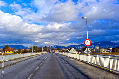 Annäherung an den Grenzübergang Lustenau über die Rheinbrücke mit Zollzeichen, Österreich