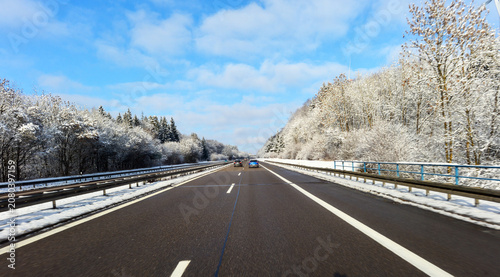 Konstfotografi Fahrt auf der winterlichen Autobahn A7 bei der Überquerung der Möhntalbrücke nah