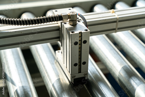 Foto Industrial conveyor system with pneumatic actuator and roller track