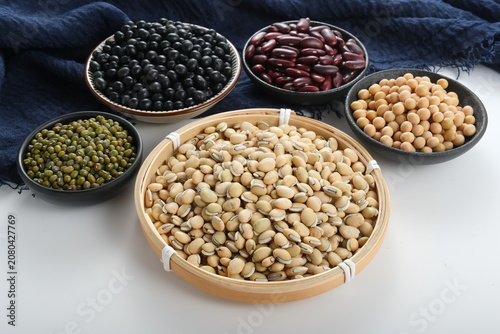 Foto Five types of beans arranged in bowls and bamboo tray for food photography