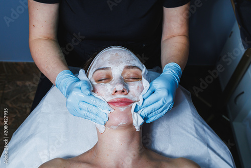 Foto Cosmetology appointment for a woman receiving a facial treatment at a beauty sal