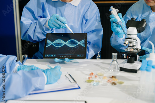 Fotografía A team of scientists collaborates in a biotechnology lab, using a digital tablet
