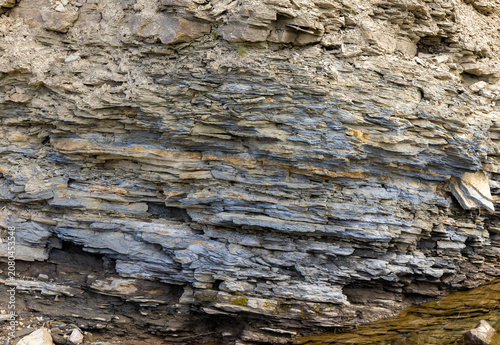 Foto Close-up of layered sedimentary rocks, which are in coastal cliff formations shaped by wind and wave erosion