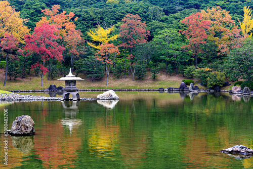 石灯籠と紅葉の日本庭園