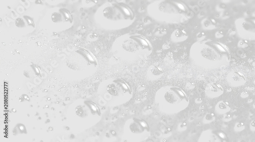 Fotografía Droplets of water on a transparent surface show reflections and clear outlines o