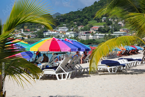 Grenada (Karibik-Insel) - Traumstrand mit Strandliegen und Palmen