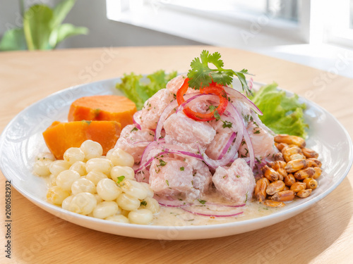 Ceviche de pescado con leche de tigre acompañado de choclo, camote y maíz cancha.
