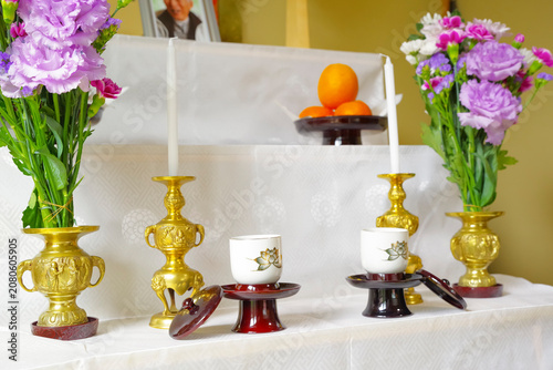 Obraz na plátně 法要の祭壇に並ぶ花と仏具