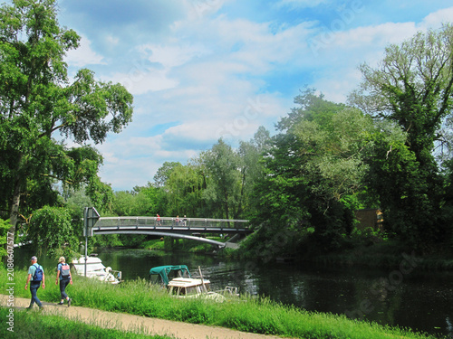 potsdam, deutschland - fußgängerbrücke über die alte fahrt zur freundschaftsinsel
