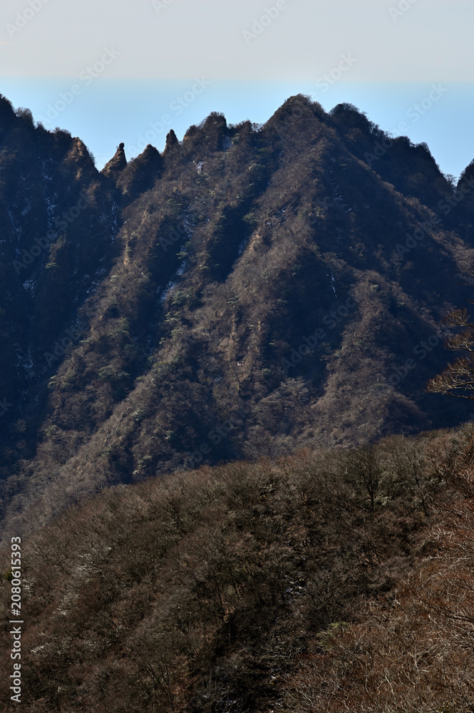 Obraz premium 愛鷹山塊の越前岳 北白ガレンより望む蓬莱岳(蓬莱山)