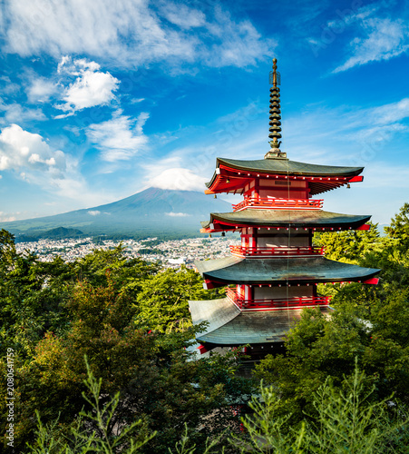 Foto Chureito pagoda with the mount Fuji view in summer, in Arakurayama Sengen Park,