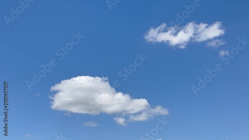 Wolken am Sommerhimmel über strahlend blauem Himmel | Querformat - Leuchtend blauer Himmel mit weißen Schönwetterwolken. Ruhige Naturaufnahme mit viel Freiraum für Wetter-, Reise- und Hintergrundtheme