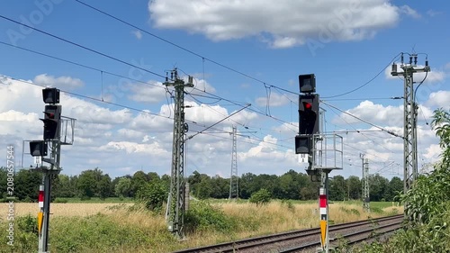 Bahnstrecke mit Signalanlagen und Oberleitung unter Sommerhimmel | Querformat - Ideal für Mobilität, Verkehr und Infrastruktur.