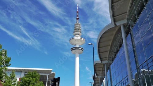 Fernsehturm in Hamburg - Blauer Himmel Panorama