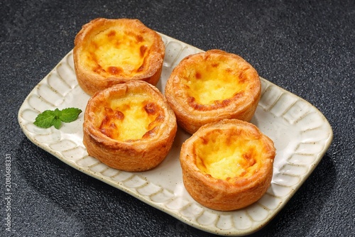 фотографія egg tart with a flaky, buttery pastry crust and smooth, creamy custard filling