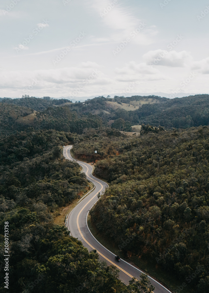 Fototapeta premium Vista aérea da estrada de ligação entre Cunha, São Paulo e Paraty, Rio de Janeiro na Serra da Bocaina