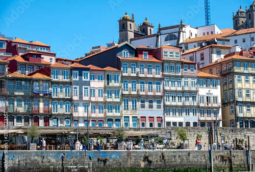 Bunte Fassaden in der Altstadt von Porto