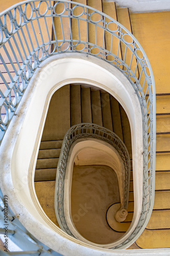 Altes Treppenhaus in Markt in Porto