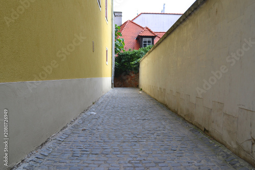 Foto Charming Old Town Alley with Cobblestone Road