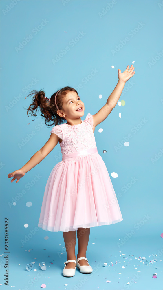 Obraz premium Fröhliches Mädchen als Prinzessin bei Kinderparty
