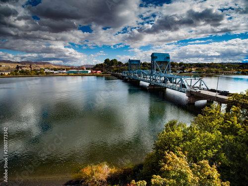 Cuadro en lienzo drone aerial photo of blue draw bridge connecting Lewiston ID and Clarkston WA o