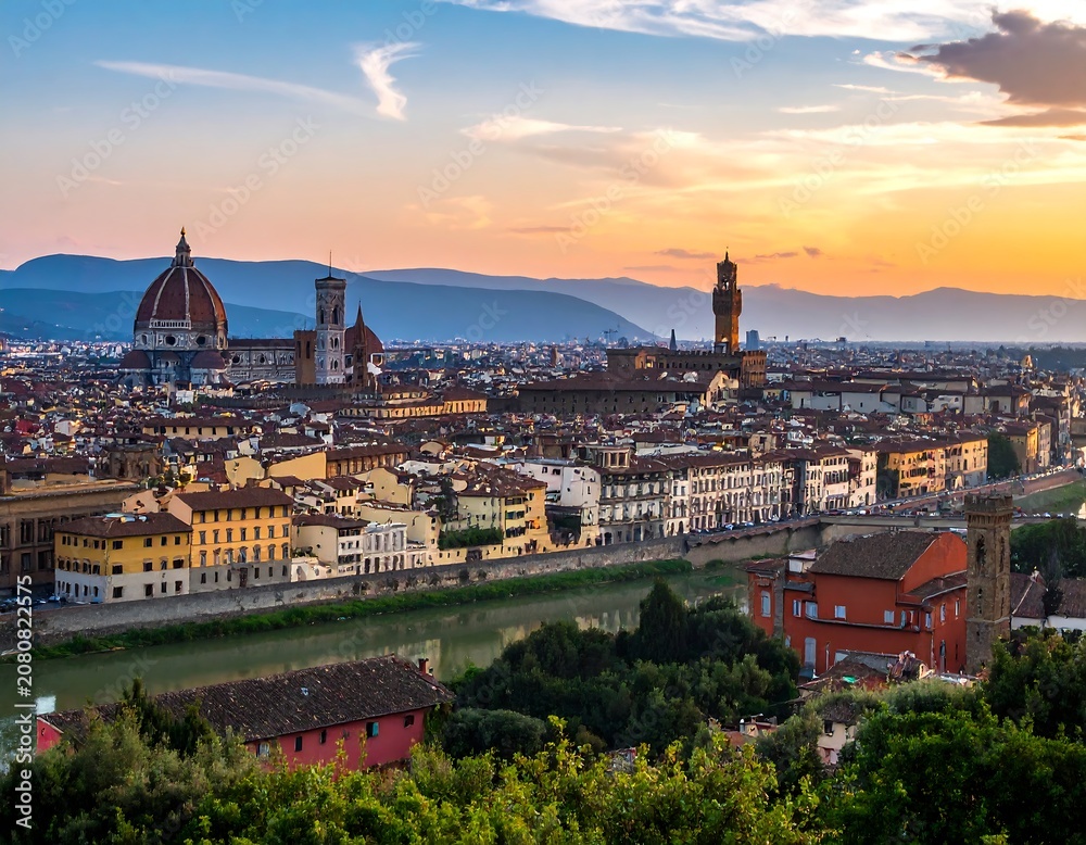 Obraz premium A serene cityscape at sunset featuring a large cathedral and surrounding buildings