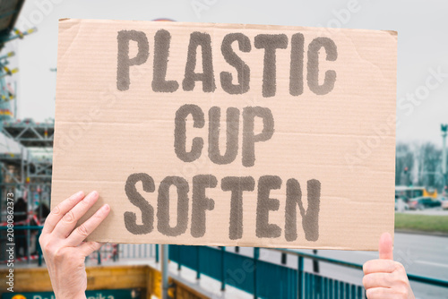 Schilderij op canvas "Plastic cup soften" Drinking vessels become pliable in heat