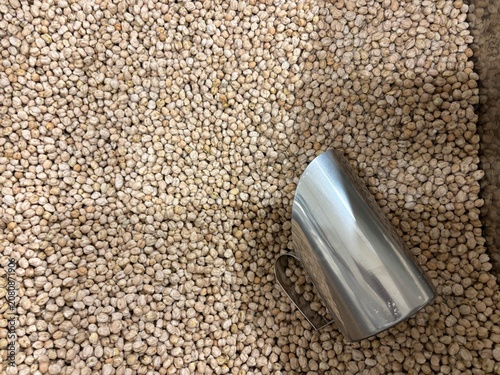 Foto Raw Pearl Barley Grains with Metal Scoop – Top View of Whole Cereal Grain