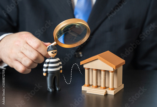 Fotografía Connections between banks and fraudsters