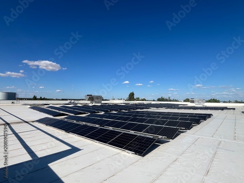 Champ solaire sur toiture de magasin – installation photovoltaïque et énergie renouvelable
