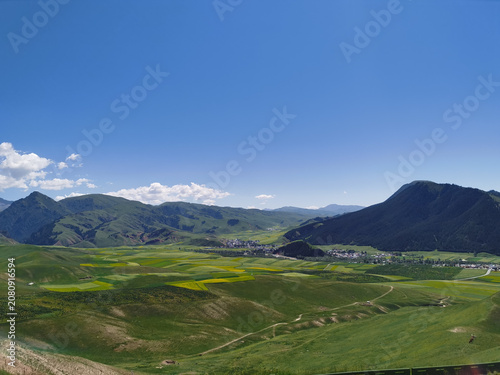 Fotografía Patchwork fields and mountain landscape in Castelluccio di Norcia, Umbria, Italy