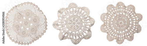 Foto Round white crochet lace doilies with traditional knit patterns on a transparent