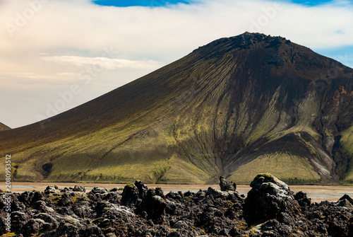 Foto Lava field in Landmannalaugar Iceland with rugged volcanic rocks colorful rhyoli