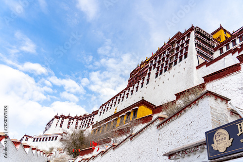 Obraz na plátně Potala Palace in Lhasa, Tibet under Blue Sky